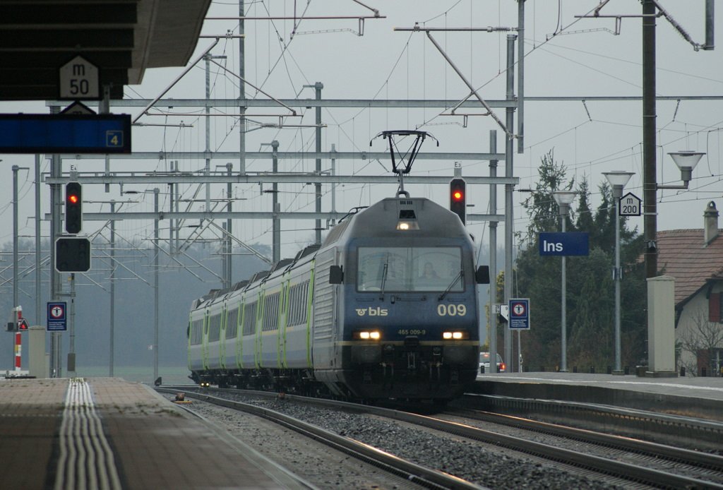 BLS Re 465 with RE to Bern in Ins.
07.12.2009 