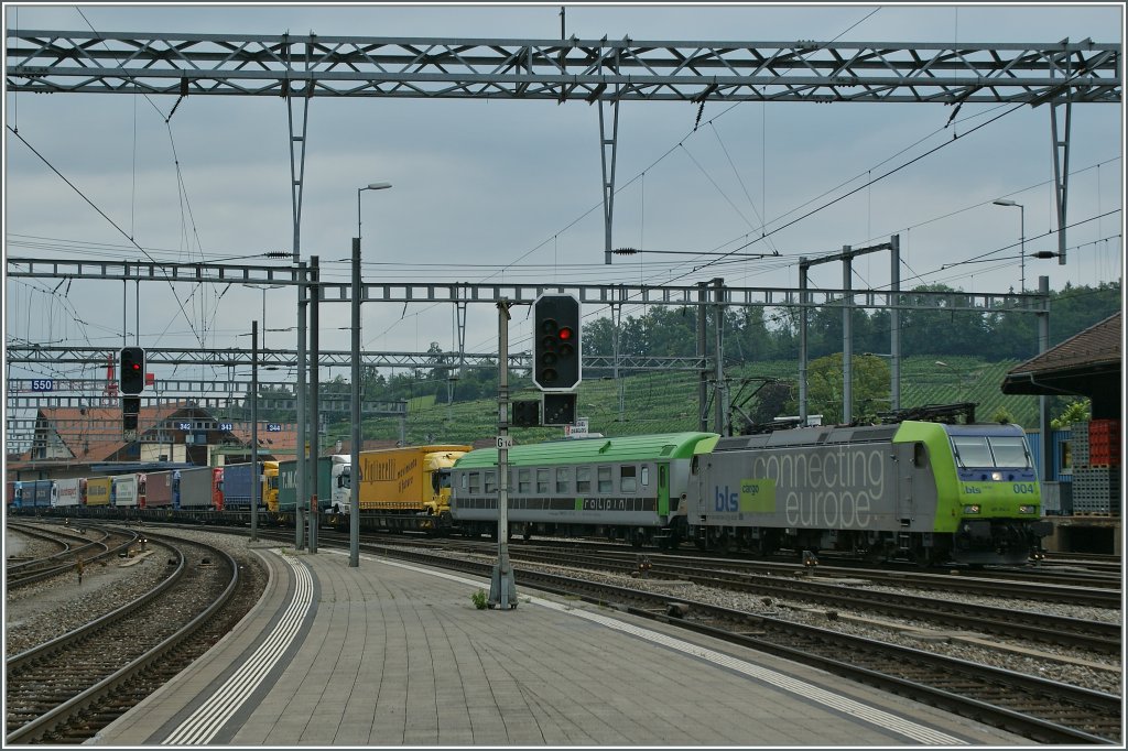 BLS Re 485 004-6 with a  Rola  in Spiez. 
9.06.2011