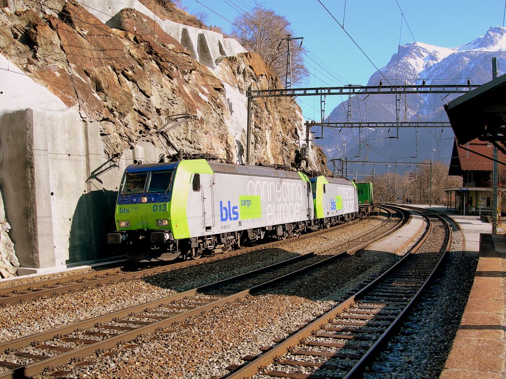 BLS Re 485 with a cargo train in Lalden.
16.02.2008