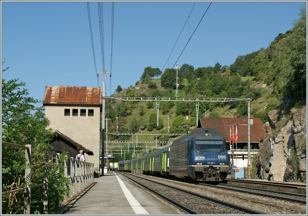 BLS Re465 005-7 with Special Summer Weekend Train in Ausserberg. 
20.08.2011