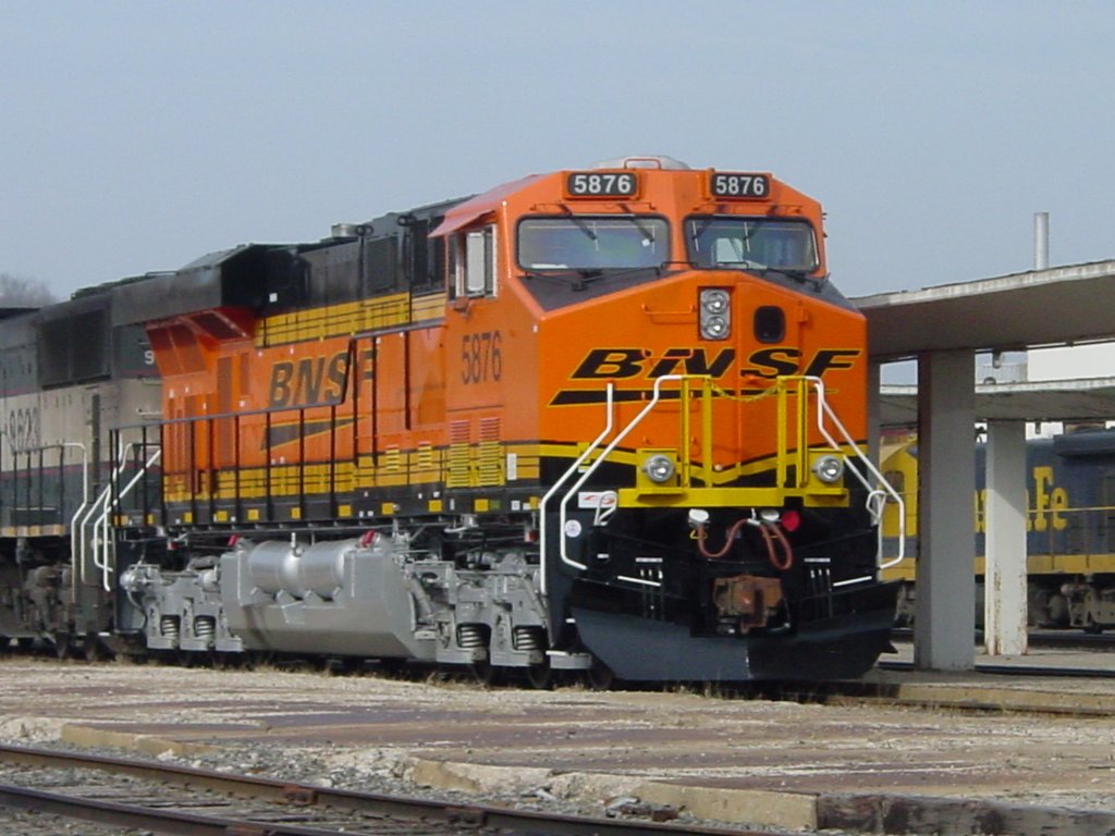 BNSF 5876 and BN 9623 sit at the Burlington, Iowa depot on 27 Feb 2006.