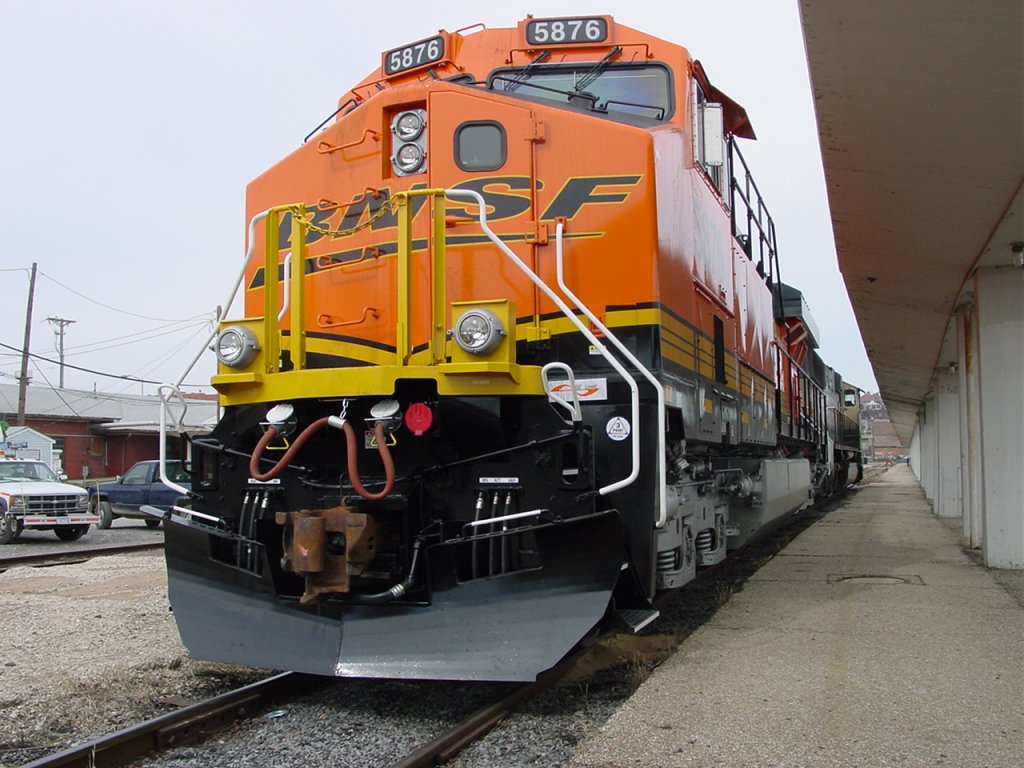 BNSF 5876 with its fresh new paint and decals at the Burlington, Iowa depot on 27 Feb 2006.
