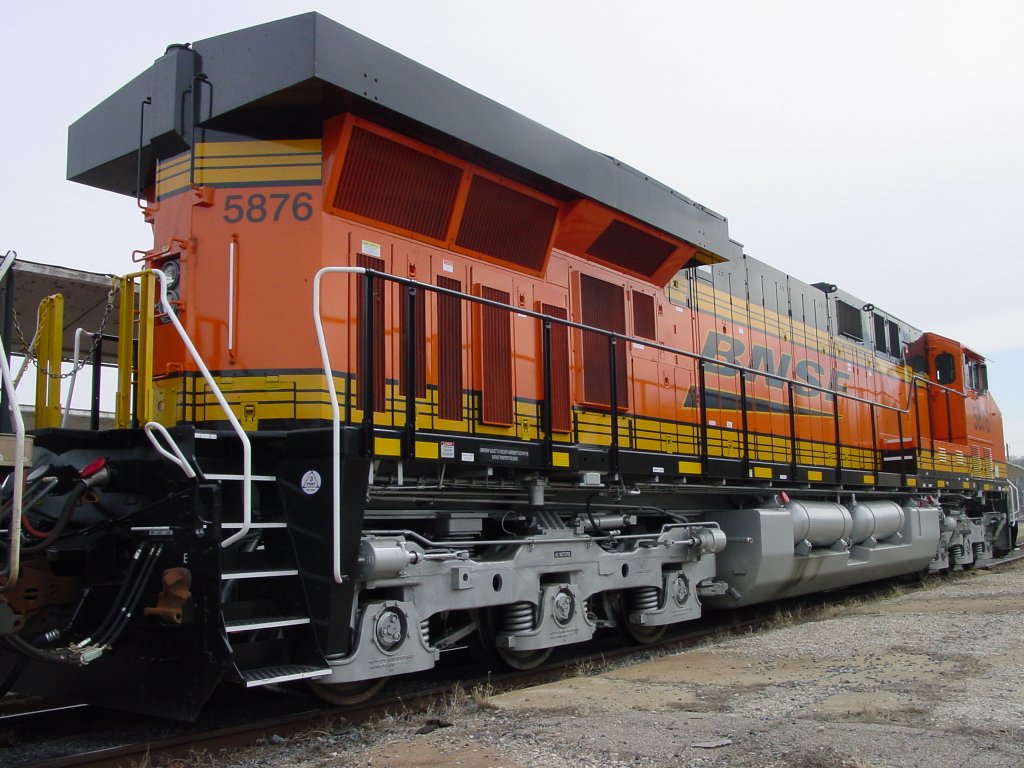 BNSF 5876 with only a few stains on its fuel tank indicate this lok is newly delivered. 27 Feb 2006.