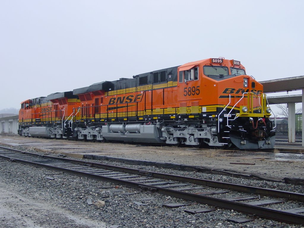 BNSF 5895 sits with 5894 at the Burlington, Iowa on 9 Mar 2006.