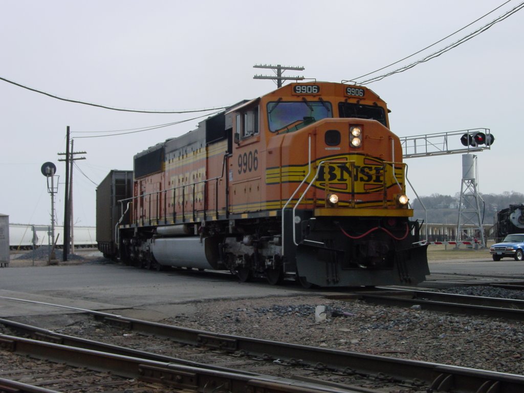 BNSF 9906 rolls thru the Main Steet crossing in downtown Burlington, Iowa on 27 Feb 2006.