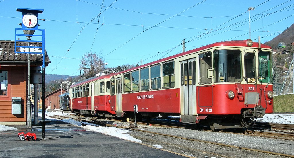 Bt 221 and BDE 2/4 in Blonay. 
22.01.2010