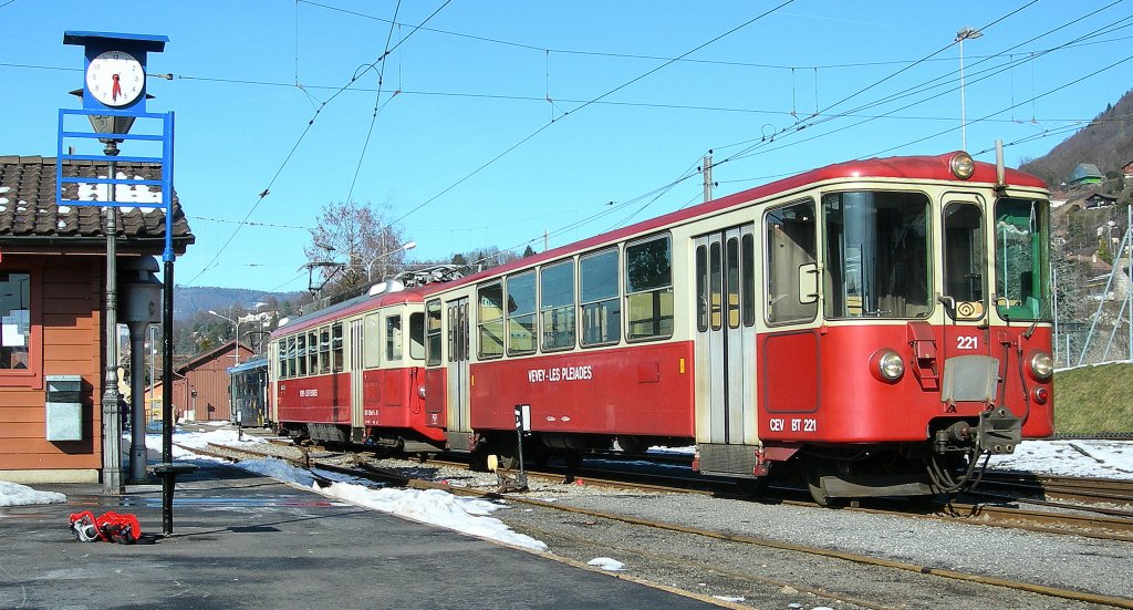 Bt 221 and BDE 2/4 in Blonay. 
22.01.2010