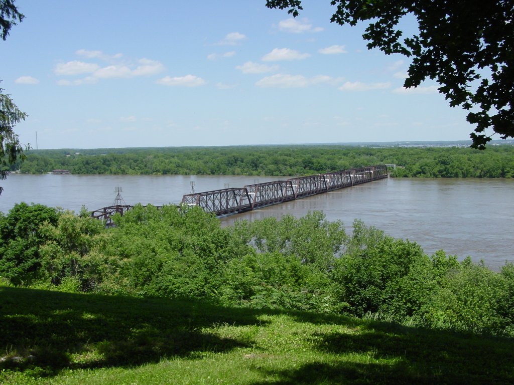 Burlington Northern Santa Fe bridge at Burlington, Iowa during the flood of 2008. June 17 photo.