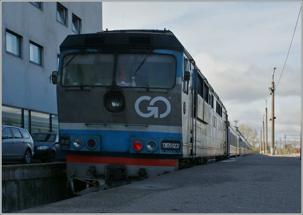 By a bad light I pictured the GO TEP 70 237 with the onliest international Estonia train from Moscow to Tallin on the end of the journey in Tallinn. 
07.05.2012O. in