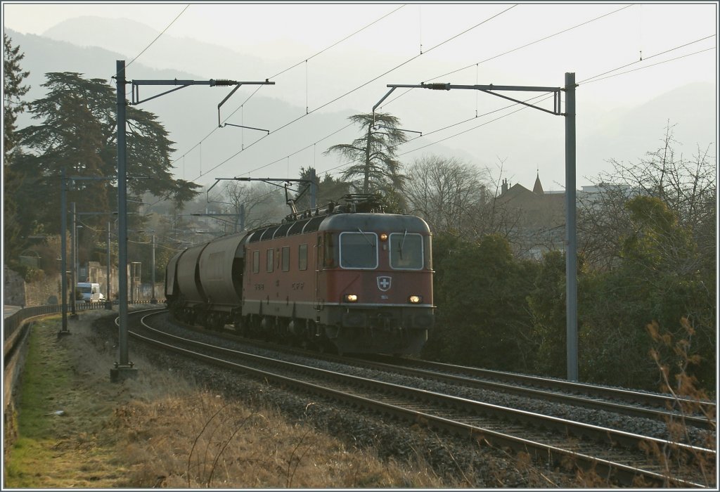 By Vevey in the early sunday morning is the SBB Re 6/6 11614 on the way to Vallorbe.