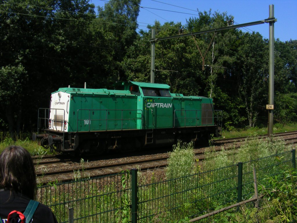 Captrain 101 awaits the entering of Crailoo on the main tracks Bussum-Hilversum to pick up a prorail-Kls-train with a collegue well captured (but his head whitout a cap...) by this sight 23.7.12