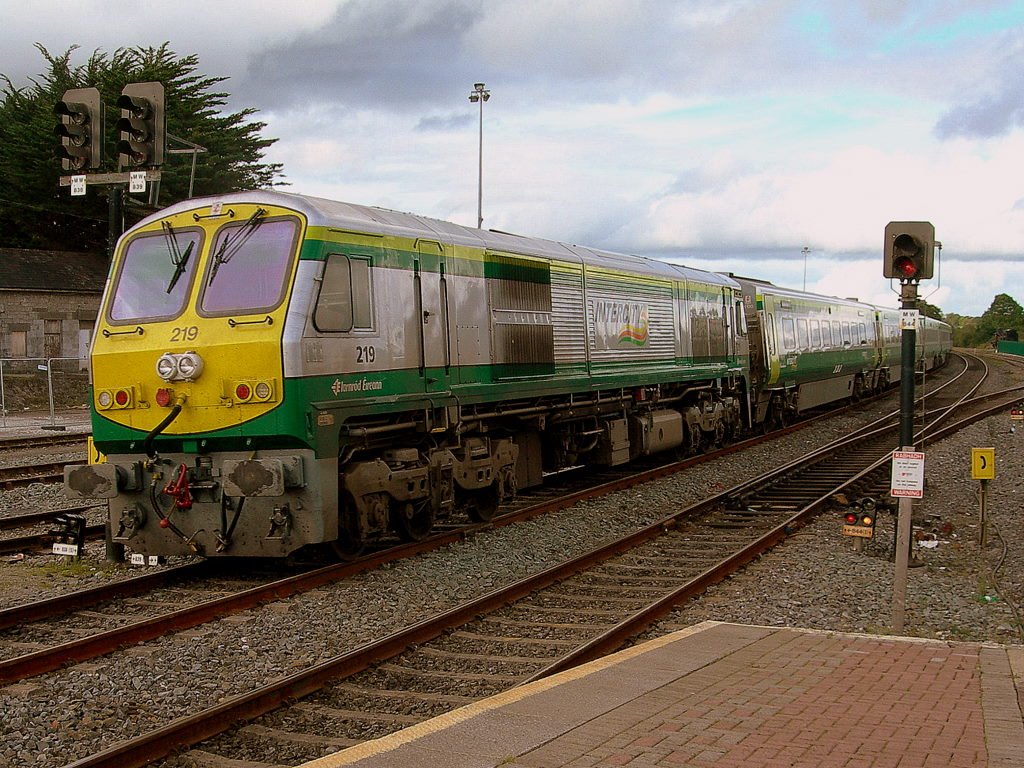 CC 219 with his Cork - Dublin Intercity service in Mallow. 
04.10.2006