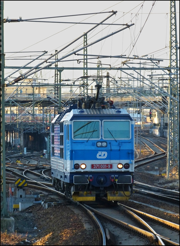 CD 371 001-9 pictured in Dresden main station on December 28th, 2012.