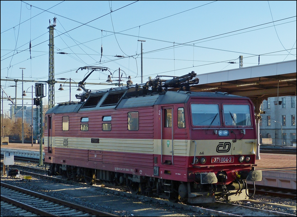 CD 371 004-3 taken in Dresden main station on December 28th, 2012.