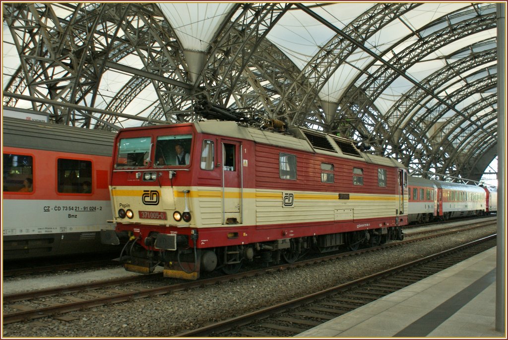 CD 371 005 in Dresden Main Station. 
22.09.2010