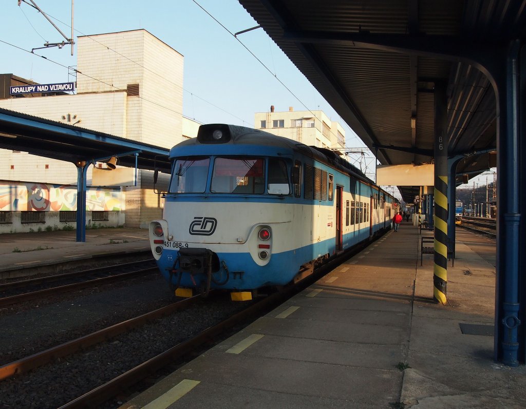 CD 451 088 on the railway station Kralupy on the 13 Nov 2012