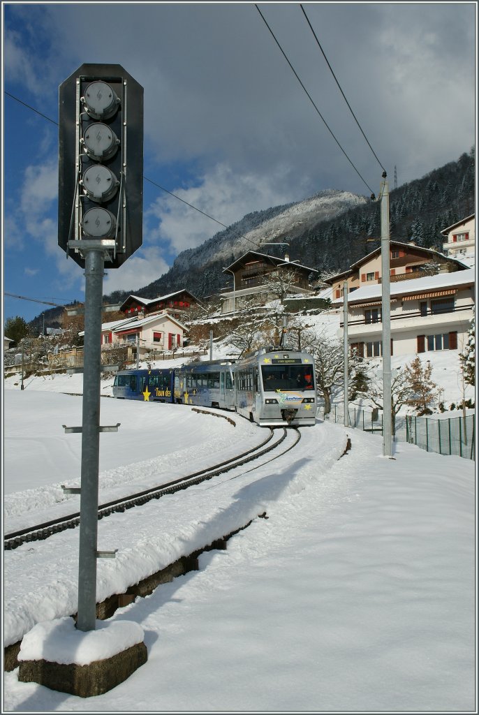 CEV Beh 2/4 N 72 and Beh 2/4 N 71 with Bt by the Stop by the Signal in Blonay. 
02.08.2013