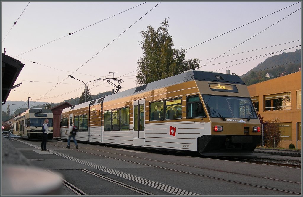 CEV GTW 2/4 (?!) 7003 in the new GoldenPass color in Blonay. 
15.10.2011