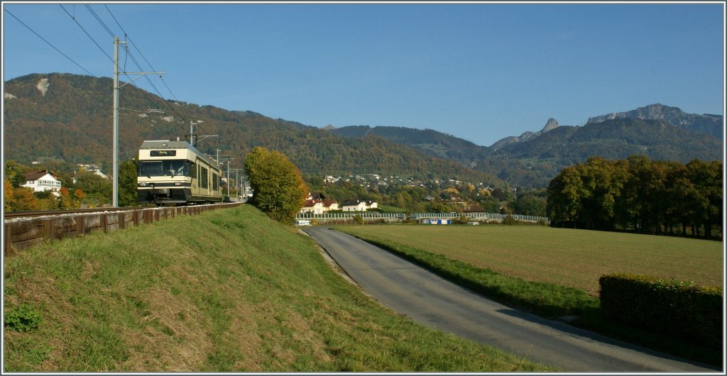 CEV GTW Be 2/6 7001  Vevey  by Chteau d'Hauteville. Right in the background the Dent de Jaman and the Rochers des Naye. 18.10.2011