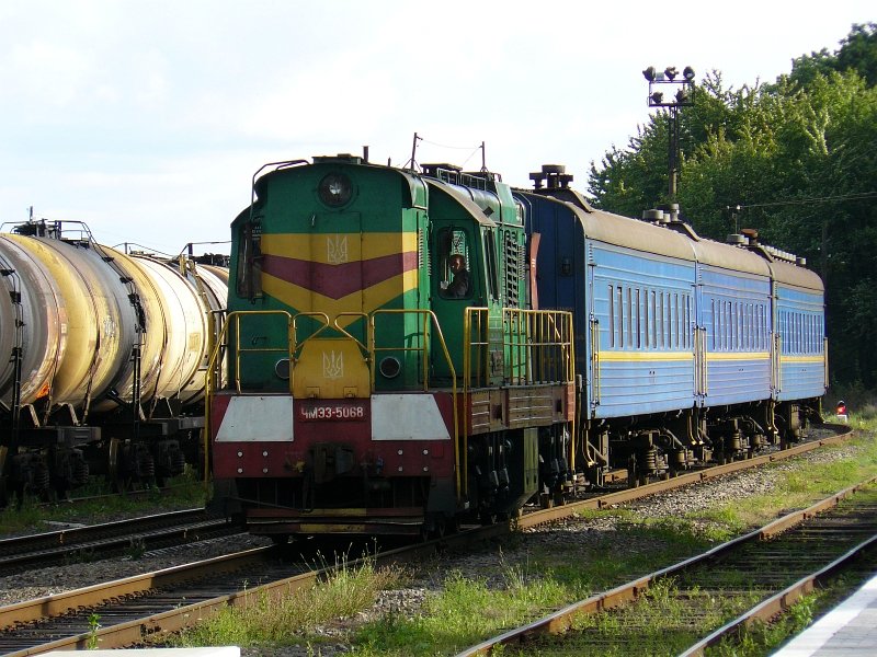 ChME3-5068 with a local train to the Romanian border in Hlyboka 08-09-2007.