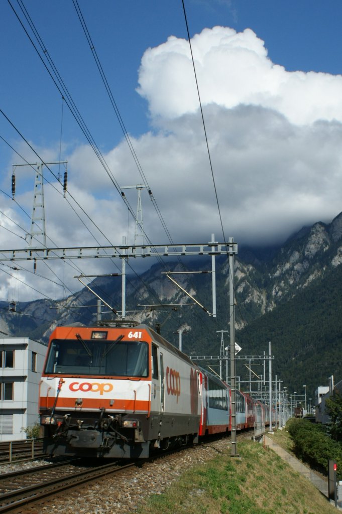 Chur West, 14.09.2009, at 16.06: Ge 474 III wiht the Glacier Express 906/908 to St.Moritz.