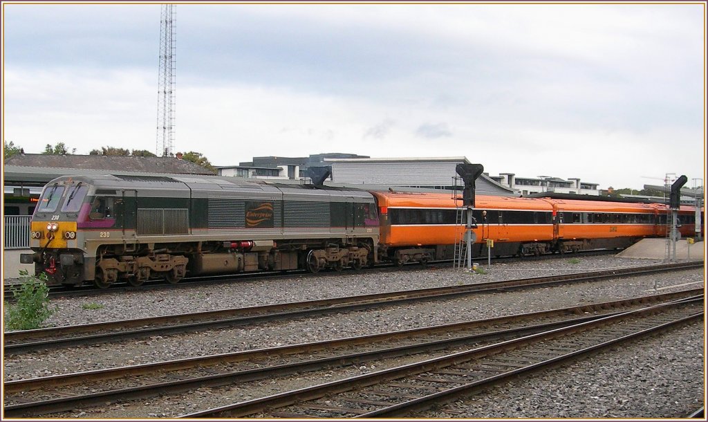 CIE/IR 223 in the  Enterprise -colour (Dublin - Belfast) with an IC to Cork is leaving at Dublin Heuston.
08.10.2006