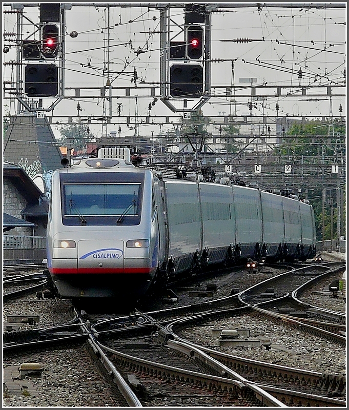 CIS ETR 470 is entering into the station of Bern on July 30th, 2008.