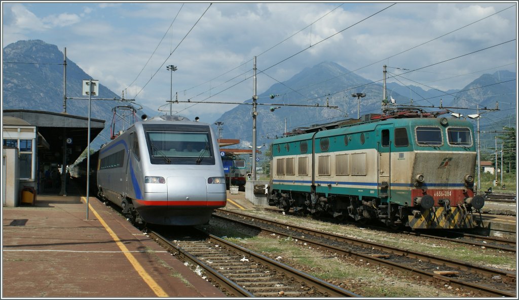 CIS ETR 470 to Milano and the FS TI E 656 284 makes a break in Domodossola. 
27.07.2009