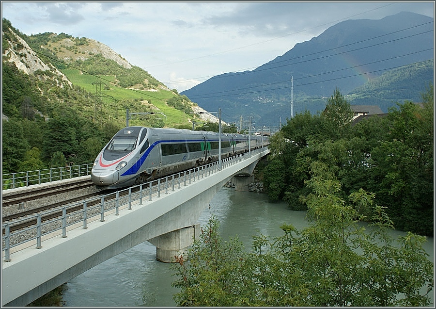 CIS ETR 610 on the way to Geneva on Rohne-Bridge by Leuk. 
09.08.2009