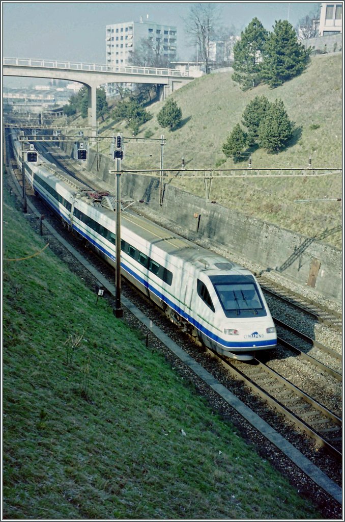 Cisalpino  CIS  ETR 470 from Milano is leaving Lausanne in direction to Geneva.
in the early spring 1998/scanned negativ