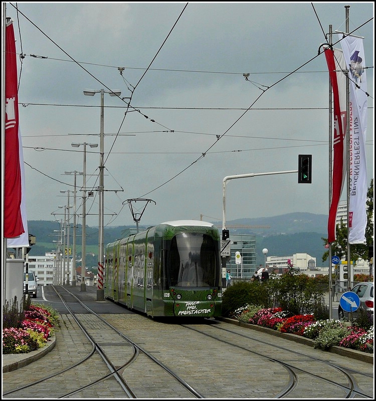 Cityrunner Number 028 is crossing the bridge over the Danube in Linz on September 14th, 2010.