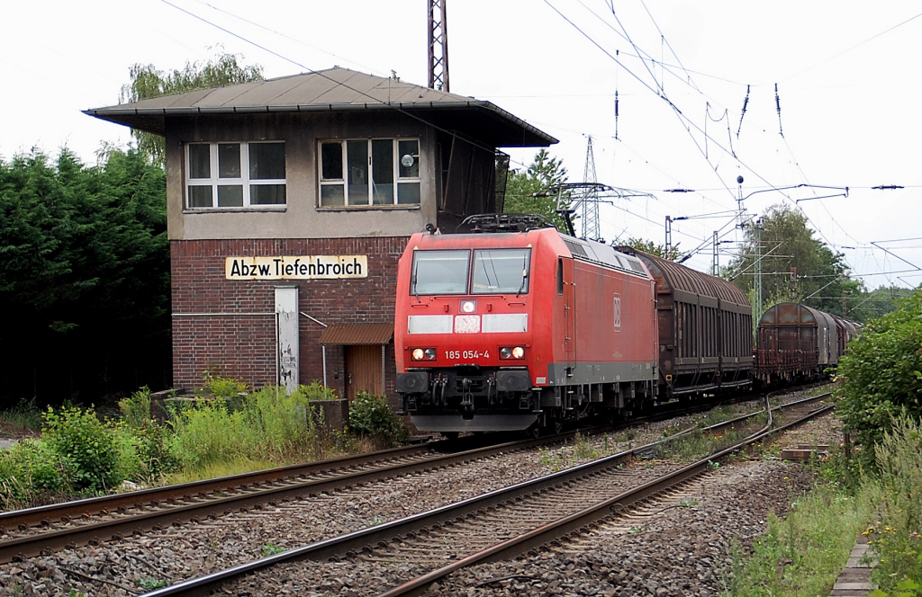 Class 185 054-4 with an frighttrain southwards at Tiefenbroich junction. 6th of august 2011