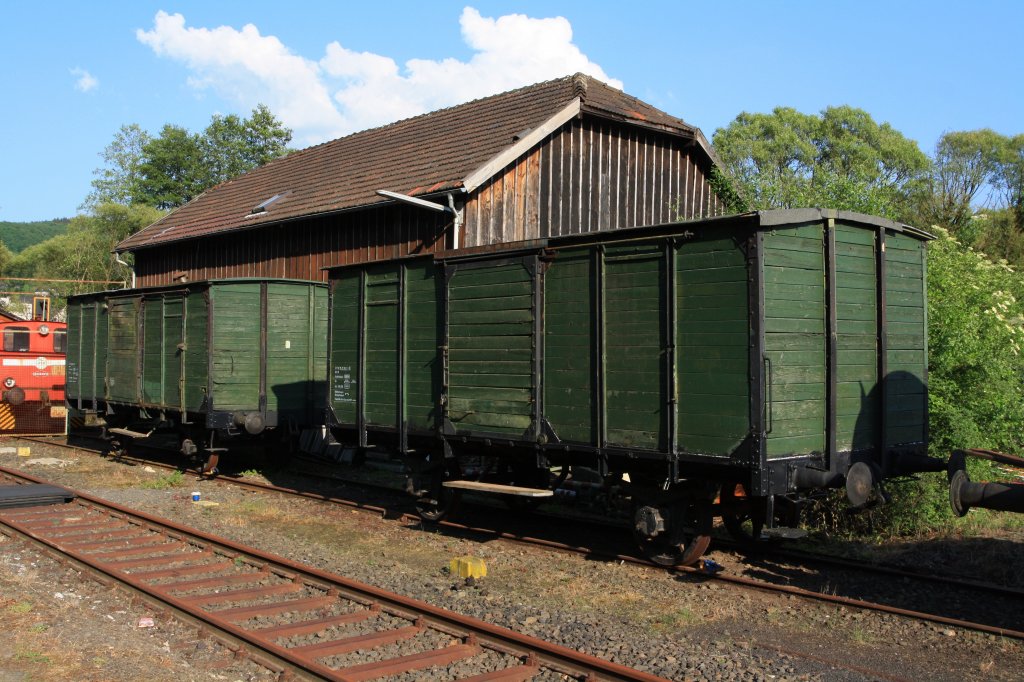 Covered freight wagon with two axes (Uk-qq / private wagons in special version), built in 1913, former private wagons of Httenwerke Siegerland AG, factory Wissen (later Hoesch Siegerlandwerke) on 21/05/2011 at the former station Niederfischbach (Asdorftalbahn).