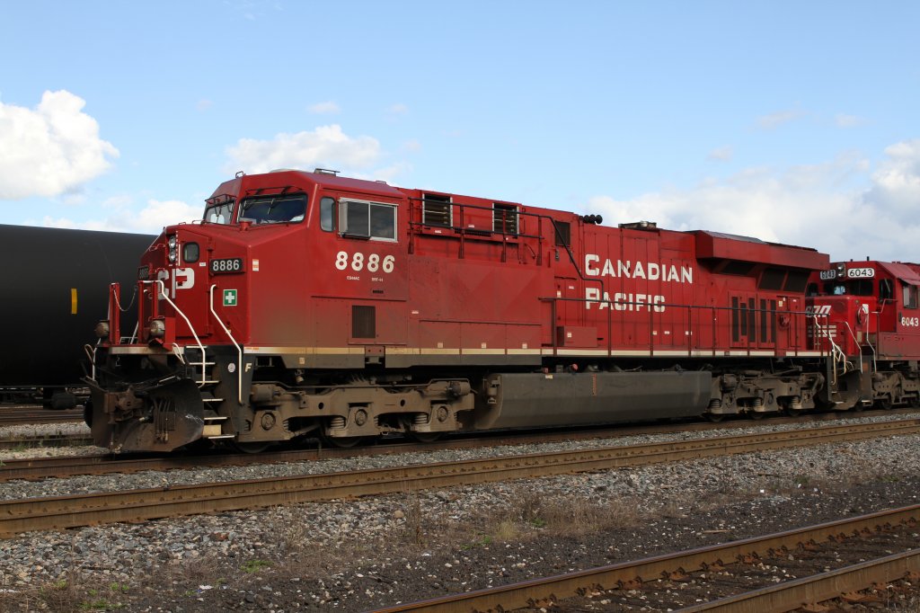 CP 8886 (ES44AC) at 14.09.2010 on Smith Falls, ON. 