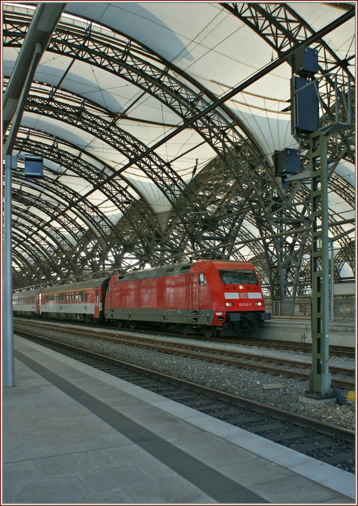 DB 101 012-3 with the EC 178 from Praha to Berlin in Dresden. 22.09.2010 