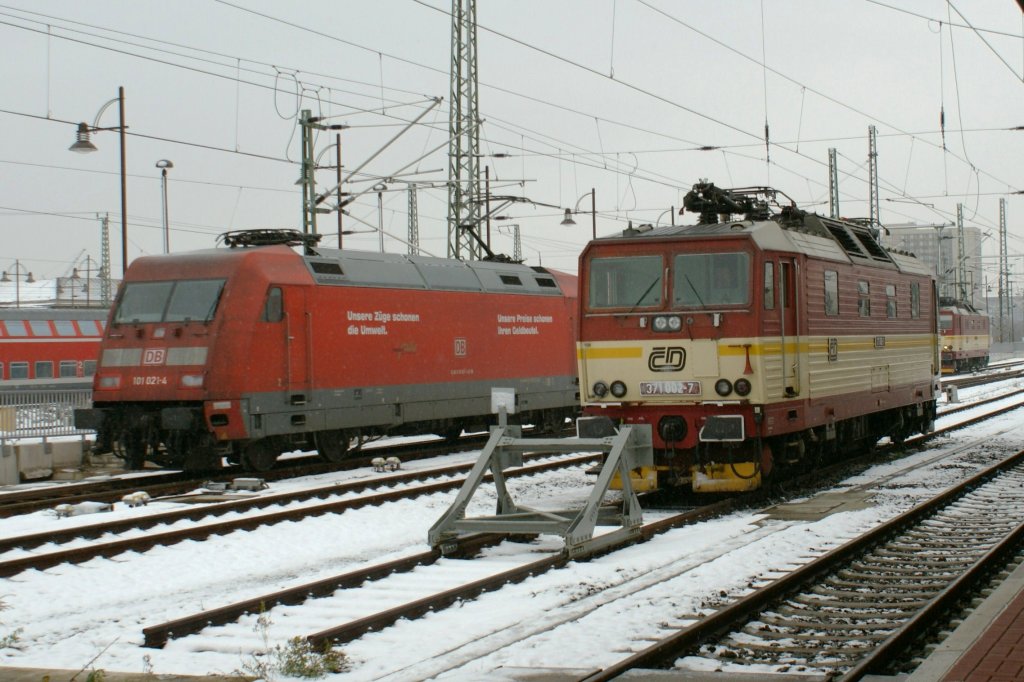 DB 101 021-4 and CD 371 002-7 in Dresden. 