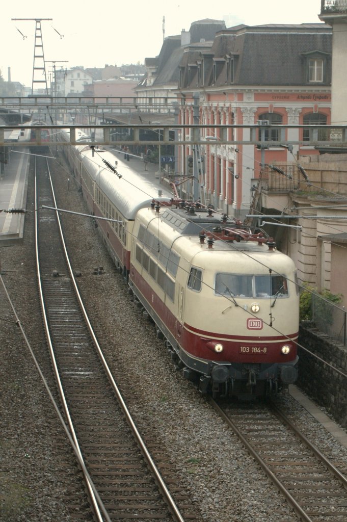 DB 103 184-8 with  TEE Rheingold  in Montreux. 
12.10.2008