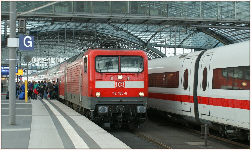 DB 112 165-6 with the RE 1 in Berlin Main Station.
13.09.2010 