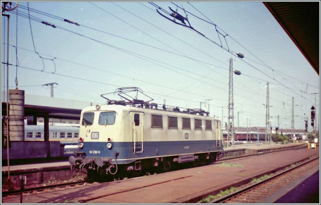 DB 141 236-0 in Karlsruhe Main Station. 
18.05.1992 