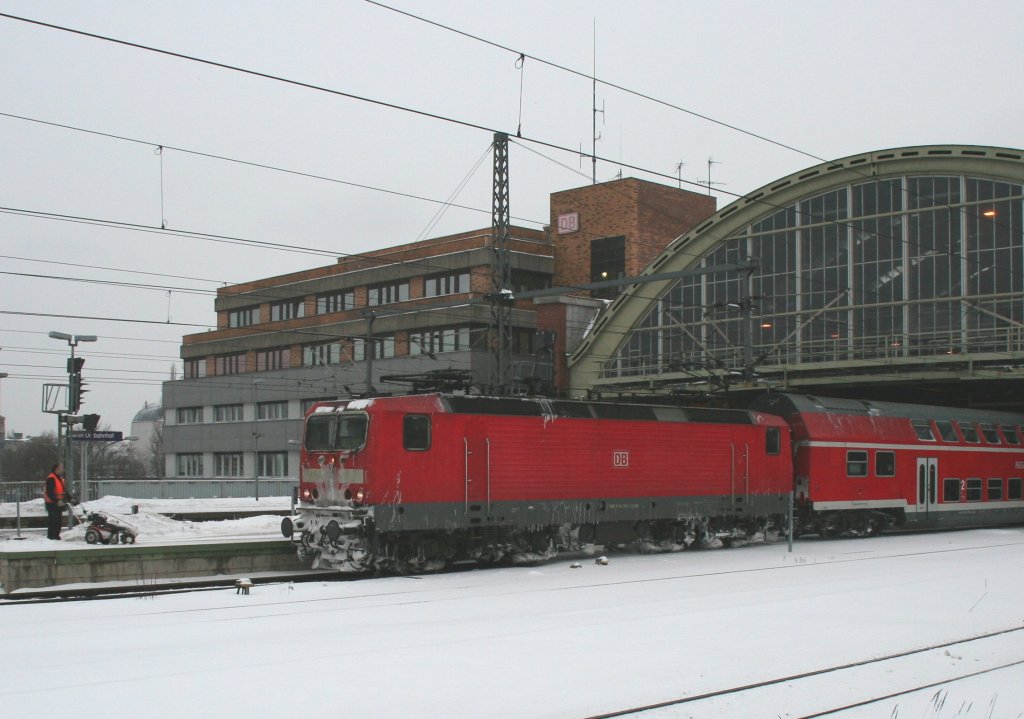 DB 143 254-1 on 10.1.2010 at Berlin-Ostbahnhof. The snowplow has many to do.