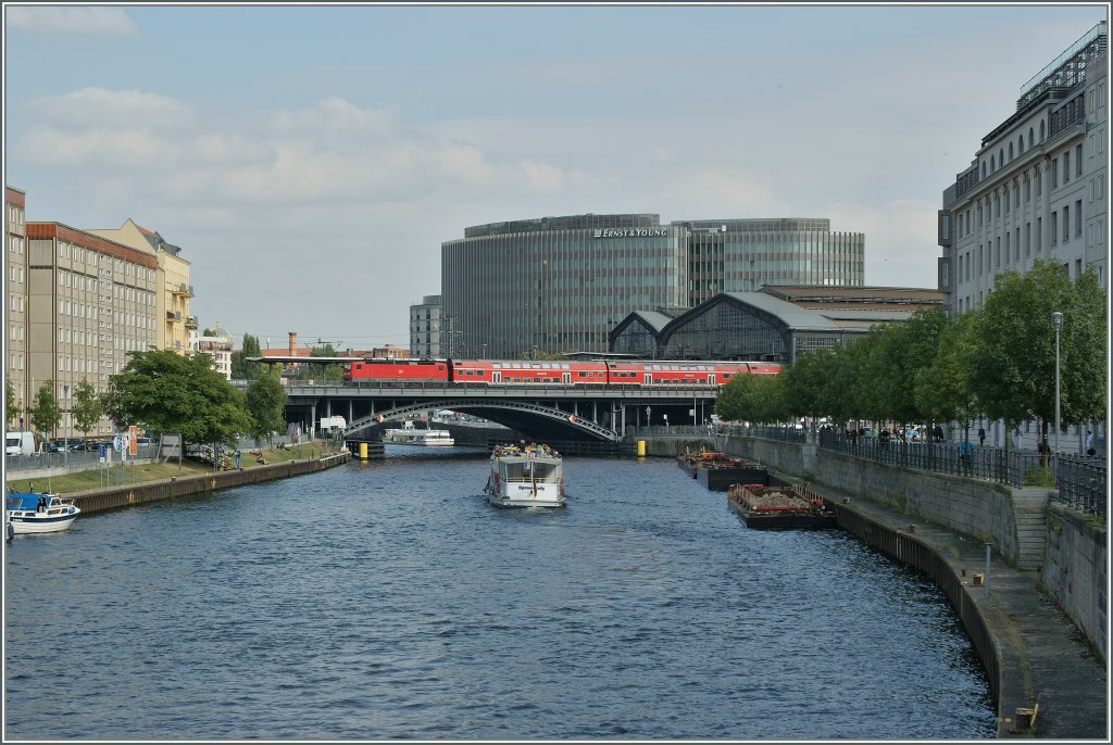 DB 143 with a RE/RB by the Friedrich-Strasse in Berlin. 17. 09.2012
