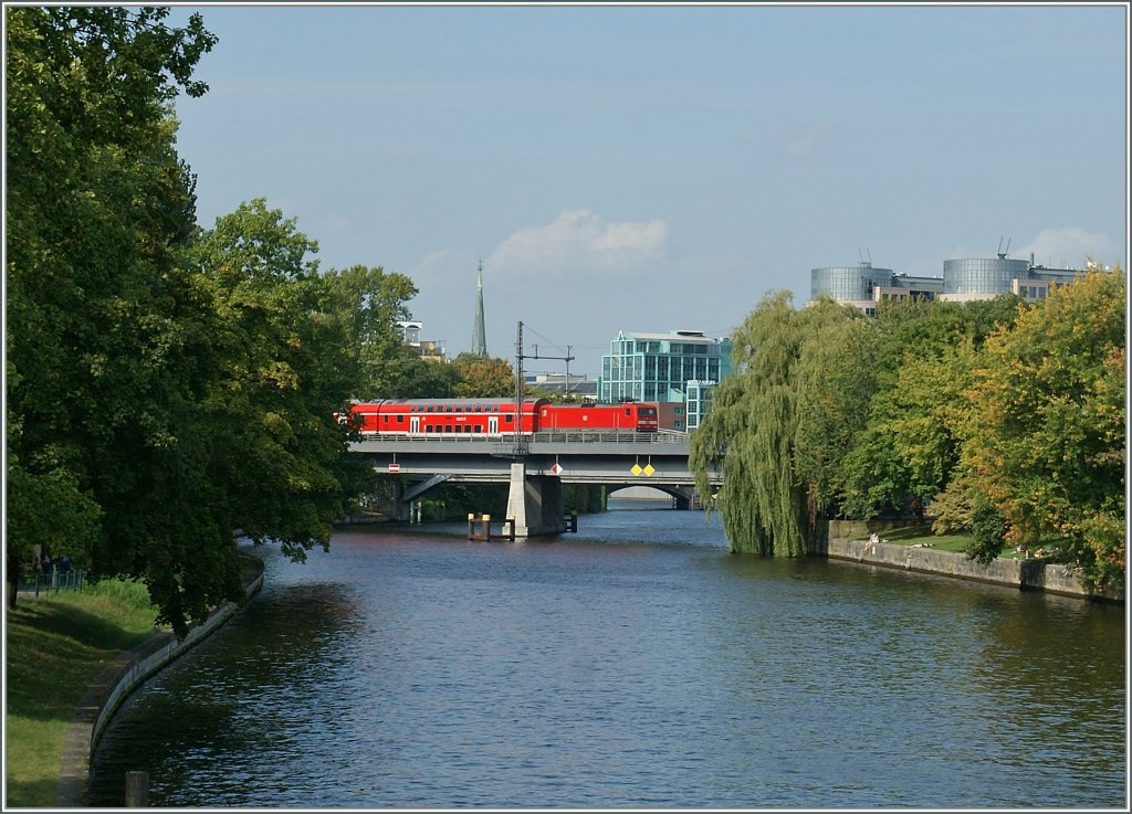 DB 143 with a RE/RB by the Bellevue Station in Berlin.
17. 09.2012