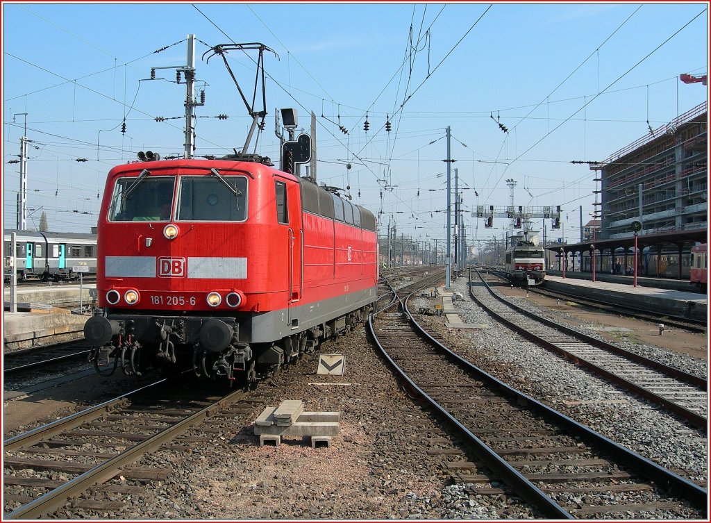 DB 181 205-6 in Strasbourg.
In the background a SNCF BB 1500.
10.04.2007

