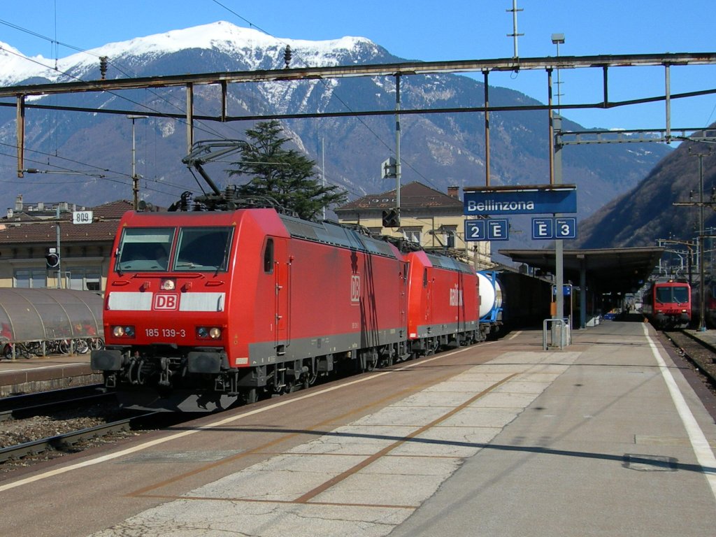 DB 185 with a Cargo Train in Bellinzona. 
13.03.2006