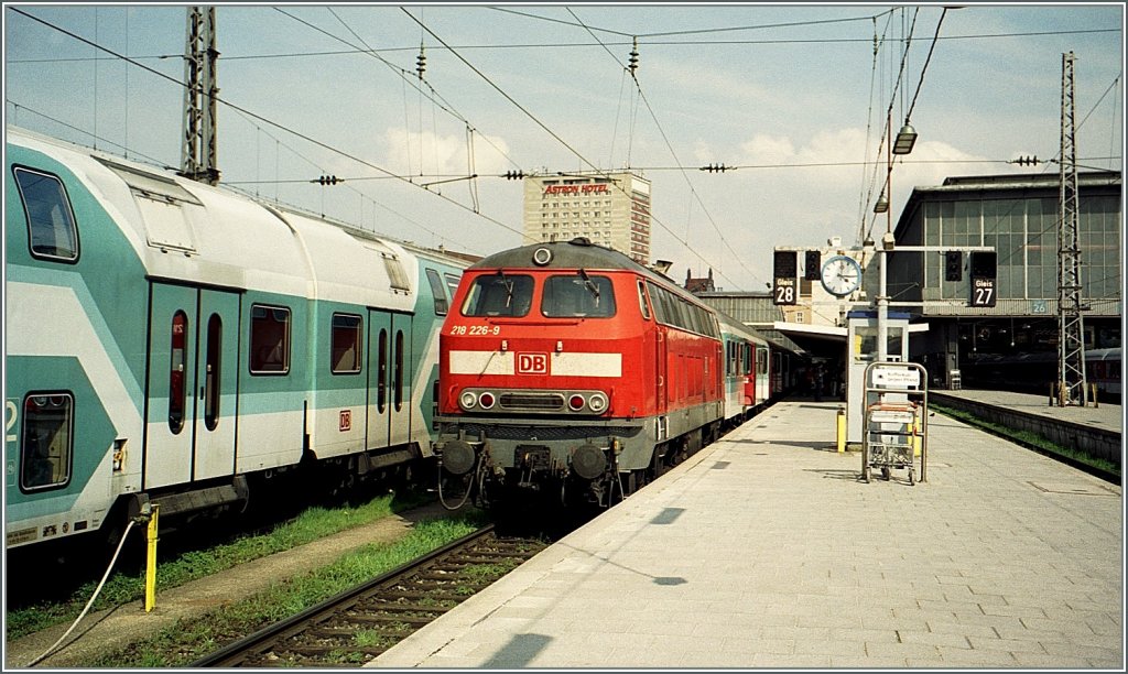 DB 218 226-9 in Munich Main Station. 
September 2004