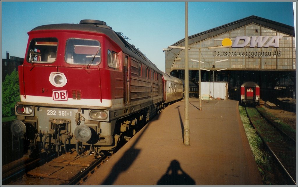 DB 232 561-1 with a overnight Train in Berlin Friedrichstrasse. (Summer 1995/scanned analog picture)