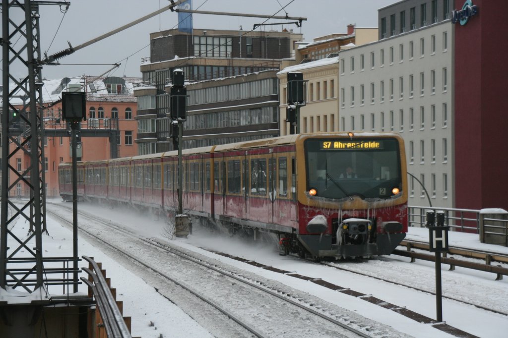 DB 481 602-1 with S7 towards Ahrensfelde on 10.1.2010 at Berlin-Alexanderplatz.