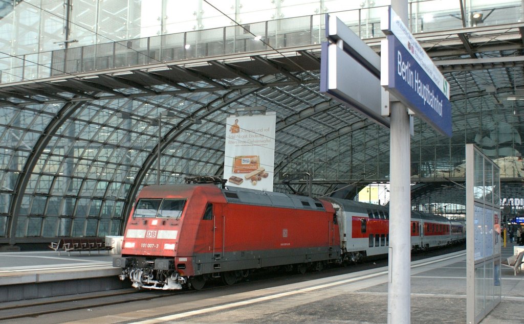 DB E 101 in Berlin HBf wiht a CNL service.
24.11.2008