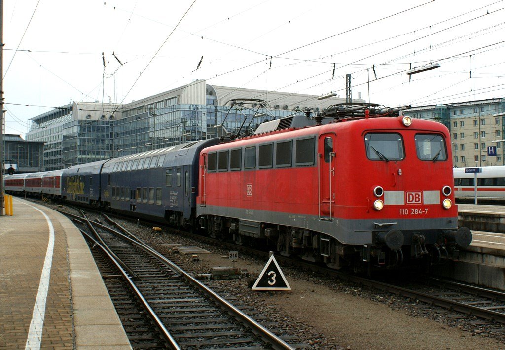 DB E 110 284-7 with CNL to Innsbruck in Mnchen. 
15.03.2009