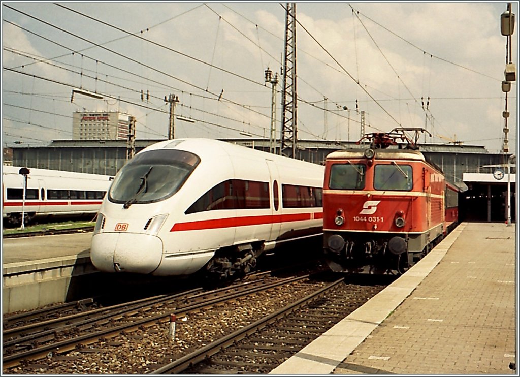DB ICE and BB 1044 in Munich Main Station.
September 2004 